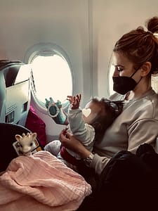 Fliegen mit Baby | Reisetipps, Erfahrungen und Checkliste zum ersten großen Flug