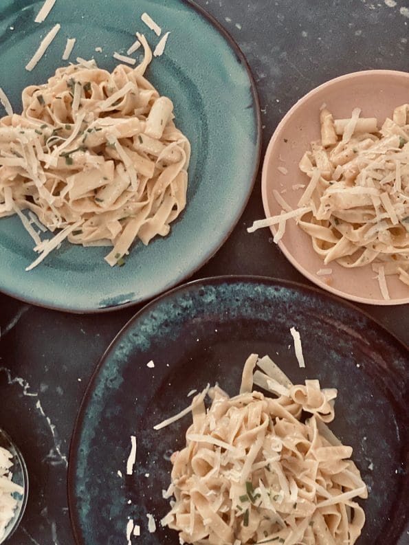You are currently viewing One Pot Pasta mit Spargel | Super schnelles Rezept für die ganze Familie | Mit veganer Alternative